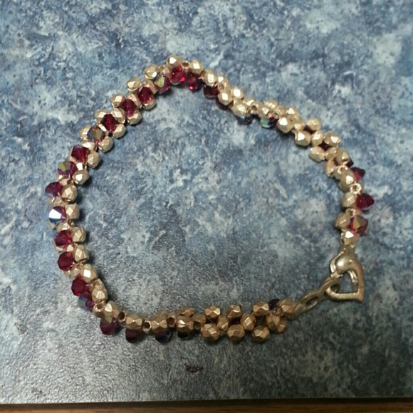 Beaded bracelet with heart clasp