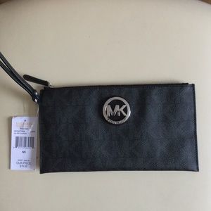 Michael Kors Fulton Black LG Zip Clutch