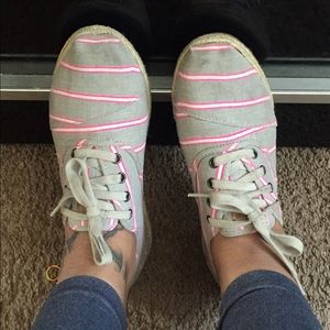 Lace up Toms