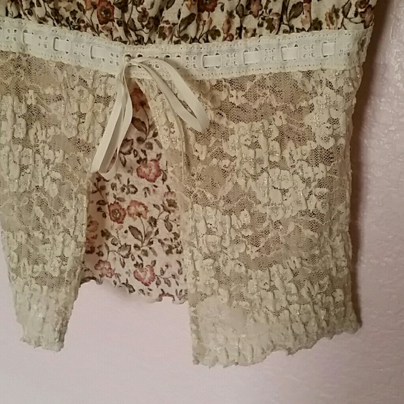 Lace Floral Midriff Tank - Picture 2 of 4