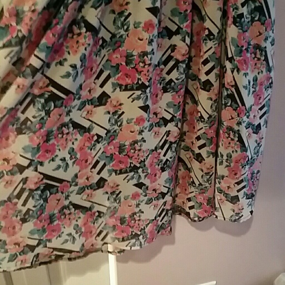 Black and floral dress - Picture 2 of 3