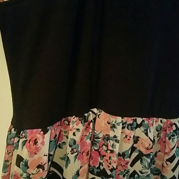 Black and floral dress - Picture 3 of 3