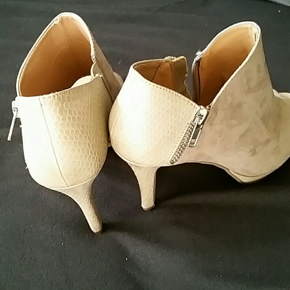 Tan heels - Picture 3 of 3