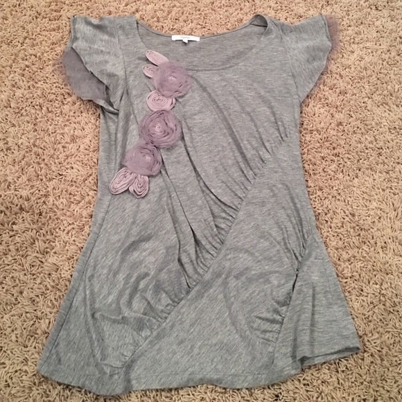 Gray fun flower top