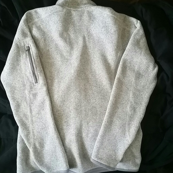 SOLD Light Grey Patagonia Fleece Sweater - Picture 4 of 4