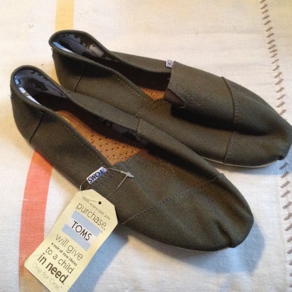 Never been worn Men's Toms in army green. Size 9