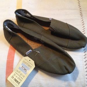 Never been worn Men's Toms in army green. Size 9