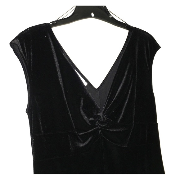 🎉MOVING SALE!!🎉 Black Velvet Deep V Dress
