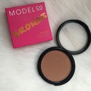 Model co bronzer