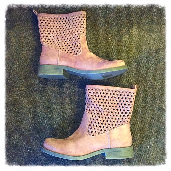 MUDD Year 'Round Perforated Ankle Boots 7 - Picture 2 of 4