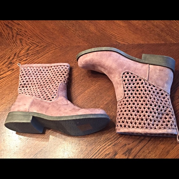 MUDD Year 'Round Perforated Ankle Boots 7 - Picture 3 of 4
