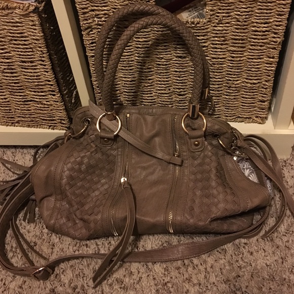 Beige fringe handbag with shoulder strap!