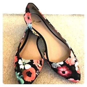 NEVER WORN flats