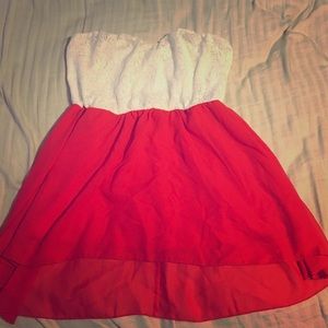 Stretchy and sheer strapless top