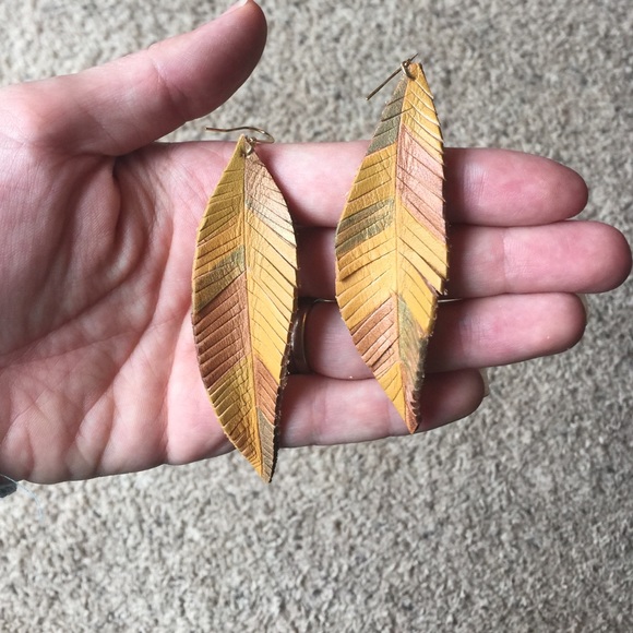 Handmade feather leather earrings - Picture 2 of 4