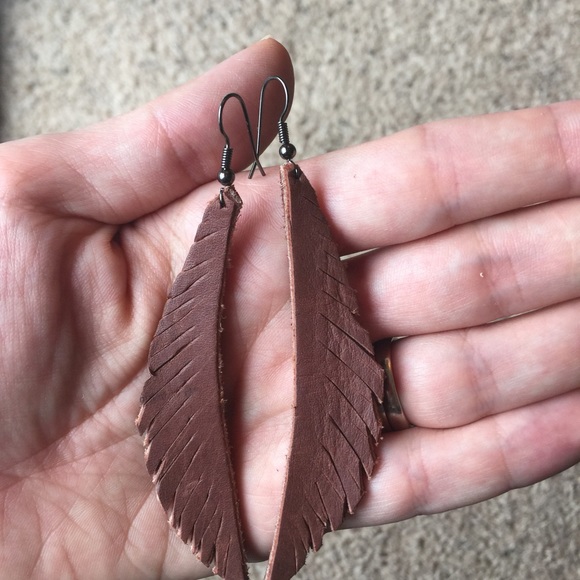 Leather feather earrings - Picture 3 of 3