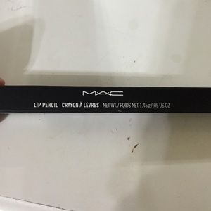 MAC lip liner in Currant