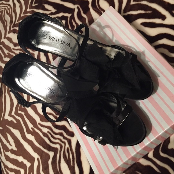 Black heels with ankle straps & flower detail