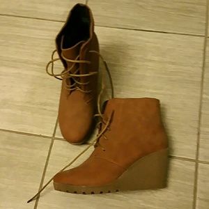 Cognac wedge bootie