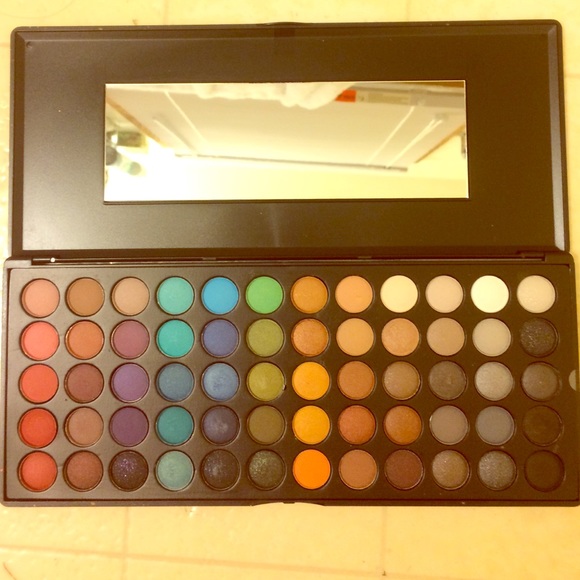 Eye shadow pallet