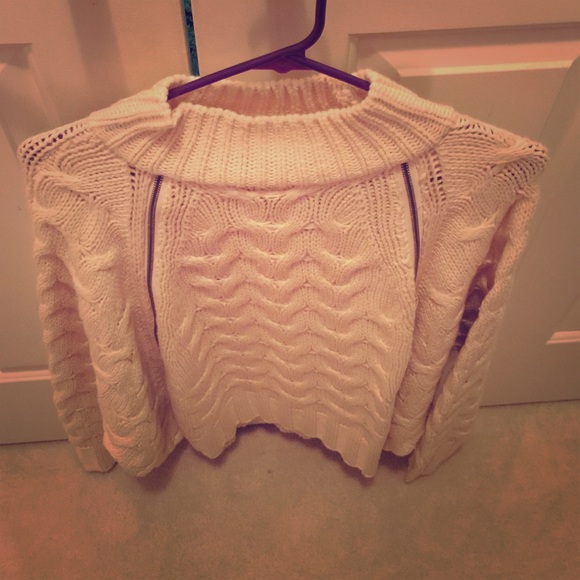 Cable knit style sweater