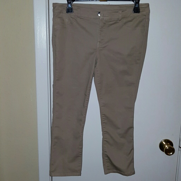 Casual tan capris