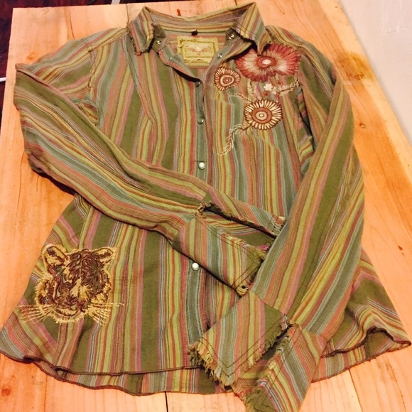 🌻Embroidered button up🌻