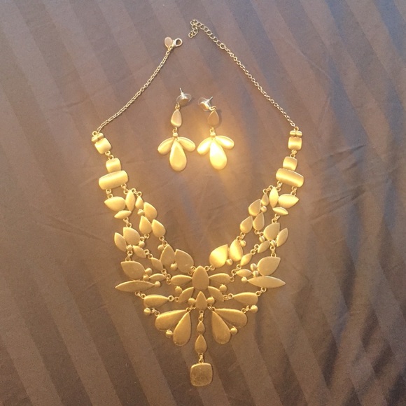 Earring and necklace set