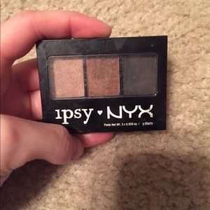 Nyx eyeshadow trio in IPSYNYX01