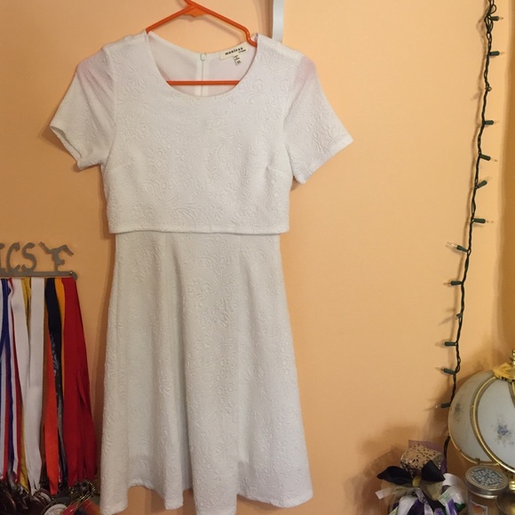 White summer sundress - Picture 3 of 4