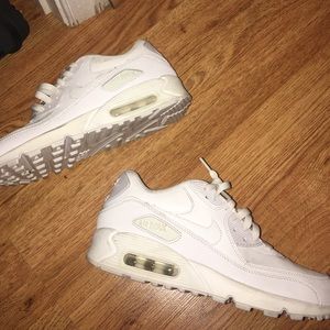 White nike air max 90