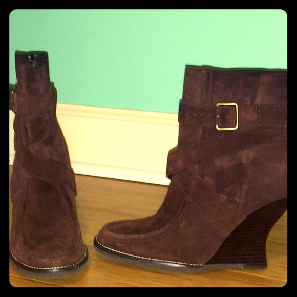 Brown suede Hype booties