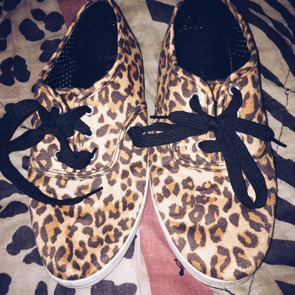 Cute leopard print tennis shoes size 5/6!!