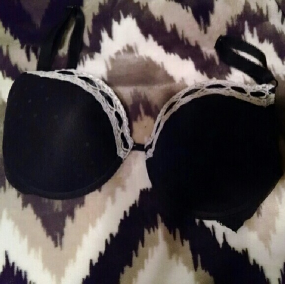 Cute chick black bra!!