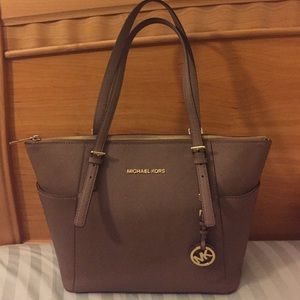 Michael Kors JET SET TOP-ZIP SAFFIANO LEATHER TOTE
