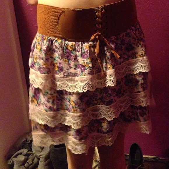Lacy short belted skirt - Picture 2 of 4