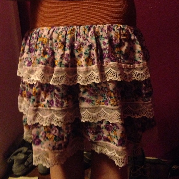Lacy short belted skirt - Picture 3 of 4