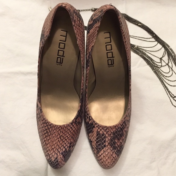 💰SOLD💰Sexy Snakeskin Heels 😍 - Picture 2 of 4