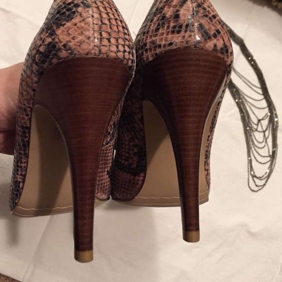 💰SOLD💰Sexy Snakeskin Heels 😍 - Picture 3 of 4
