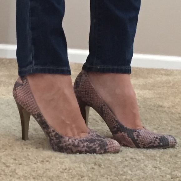💰SOLD💰Sexy Snakeskin Heels 😍 - Picture 4 of 4