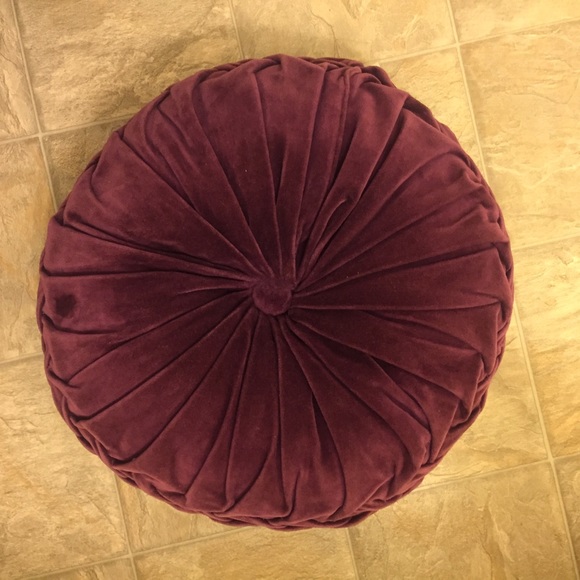 Round Pintuck Pillow
