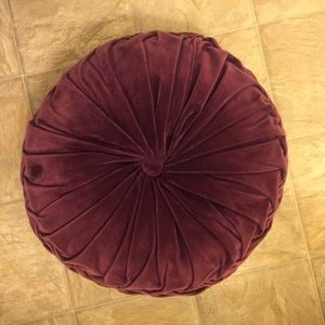 Round Pintuck Pillow