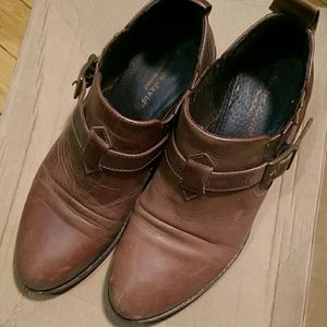 Brown leather Charles David low ankle booties