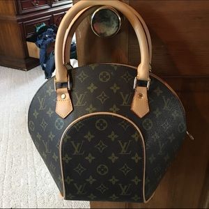 Non authentic Louis Vuitton purse
