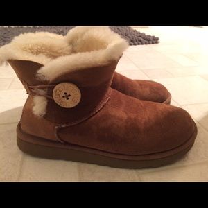 Mini Bailey Button UGG boots