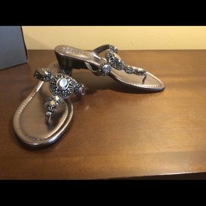 VINCE CAMUTO- ILINA FLIP FLOPS