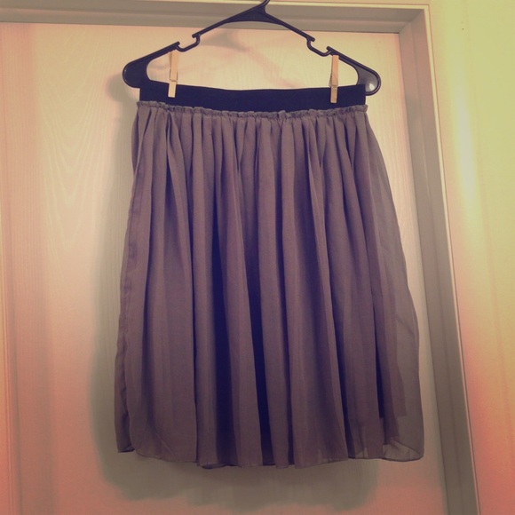 Gray ruffle knee length skirt.