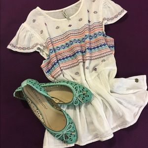 Super cute summer top and turquoise flats