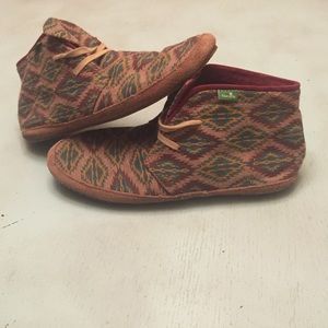 Sanuk high top moccasin lace up ankle booties