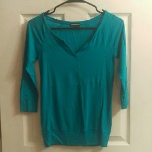 Express 3/4 Sleeve V-front top
